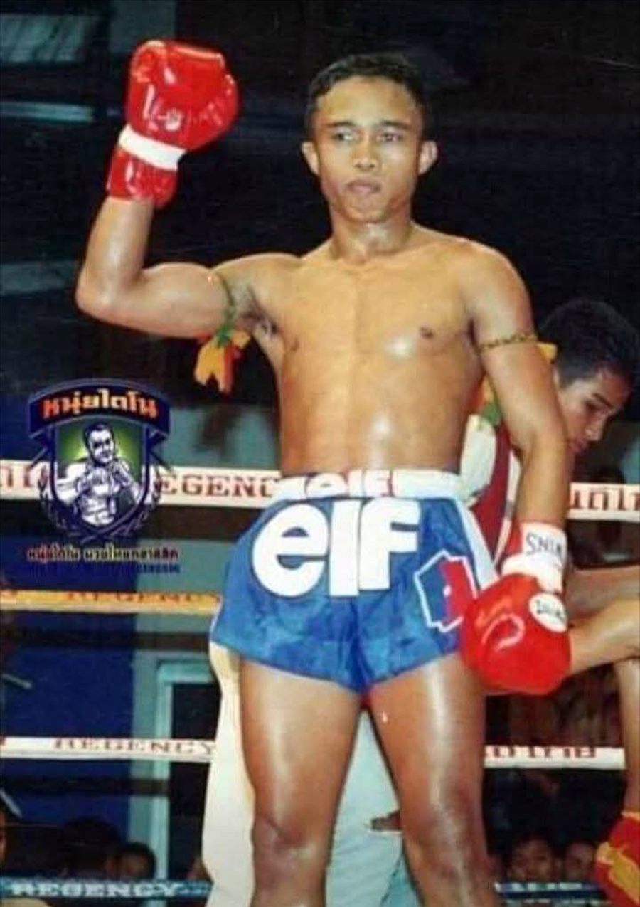 Kru Youn as a young fighter, fighting as Narsuan, raising his glove in the ring